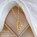 Dettaglio della collana a farfalla dorata con perla e strass con dimensioni - Stile Farfalla Cuore Dorato (C328)