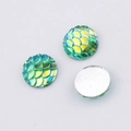 Nahaufnahme der 10 mm runden Fischschuppen-Cabochons aus Harz mit flacher Rückseite - Irisierendes Grün (3)