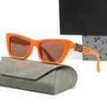Gepolariseerde cat-eye zonnebril in oranje montuur met bruine glazen op een brillenkoker - Oranje C3