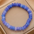 Bracelet de perles bleu à texture craquelée avec tube argenté sur présentoir doré - Bleu (DZ-663)