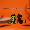 Pendientes de gato de Halloween con gatito negro y diseño de esqueleto verde neón sobre naranja - Mezcla de Gatos Esqueleto (WH2093-2)