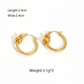 Dettaglio di orecchini a cerchio a nodo dorati lucidi, misura 2,4 cm e peso 3,1 g - Oro