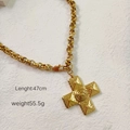 Dettaglio della collana a croce in acciaio dorato 18K con texture martellata e catena da 47 cm - Collana - Oro