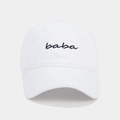 Primer plano del bordado negro baba en una gorra de béisbol de algodón lavado blanco - Ajustable / Blanco