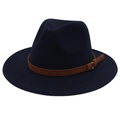 Détail macro du chapeau fedora en laine bleu marine avec ceinture en simili cuir - Bleu Marine (Bord Plat Corde Jaune)
