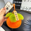 Dettaglio di un portachiavi in peluche a forma di cachi arancione con foglia verde - 9.5cm Ciondolo in Peluche (Caco Portafortuna)