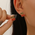 Orecchini pendenti a ciliegia rossa con foglie verdi e dettagli dorati indossati - Orecchini a Bottone a Ciliegia (0477) / Rosso