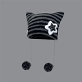 Dettaglio del berretto a righe con orecchie da gatto, patch a stella e pompon grigi - Righe Nero Grigio