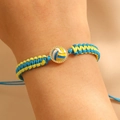 Gedetailleerde opname van een handgeweven volleybal sportarmband met blauw en geel nylon koord - Volleybal (11494)
