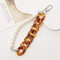 Dettaglio catena con ciondolo a cuore, maglie in acrilico ambra e perle sintetiche - Ciondolo a Catena in Tartaruga Leopardata K1251