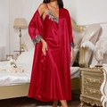 Rotes Satin-Pyjama-Set mit Spitze, bestehend aus einem langen Nachthemd und Bademantel - S / Rot