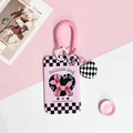 Rosa karierter Kartenhalter mit Ballonhund-Illustration und pinkem Spiralband - Karo Herz Ballon Hund + Rosa Federseil (Karo Herz Acryl)