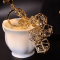 Lussuoso portachiavi geometrico dorato con inserti in cristallo sfaccettato - Pendaglio a Sfera a Rombo / Oro