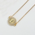 Détail du pendentif médaille Vierge Marie dorée serti de zircons blancs sur chaîne - Or Zircone Blanc Rond Notre-Dame de Guadalupe