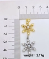 Gros plan de pendentifs flocons dorés et argentés avec perles et poids de 2,17g - Style E-Pendentif Flocon de Neige Perle Argentée