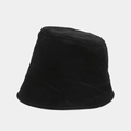 Detail der matten Köpertextur eines minimalistischen schwarzen Fischerhutes für Herren - M / Schwarz
