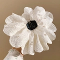Dettaglio del fermaglio per capelli a fiore in tessuto con pizzo e perle bianche eleganti - Molletta per Capelli - Bianco - Stile Perla