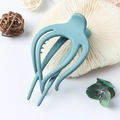 Pince à cheveux pieuvre bleu brume mat pour femmes sur un support décoratif - Bleu Ciel Mat