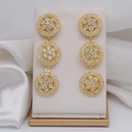 Elegantes pendientes largos dorados con pedrería brillante de diseño circular - Dorado