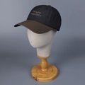 Dettaglio del cappellino traspirante a contrasto con ricamo FOLLOW OWN PATH e visiera curva - M (56-58cm) / Contrasto Nero/Marrone