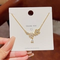 Elegante gouden ketting met bloemen en druppelhanger bezet met witte zirkoniasteentjes - Kersenbloesem Waterdruppel Stijl / Goud