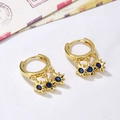 Dettaglio di orecchini a cerchio dorati con tre ciondoli a stella e pietre blu - Stile Strass Blu (ZYN-DME263G-4)
