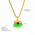 Detalle del colgante de bolso chapado en oro de 18k PVD con detalles en verde - Dorado - Forma de Bolso