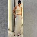 Elegante set gonna a sirena in raso grigio argento e gilet in maglia beige donna - S / Grigio