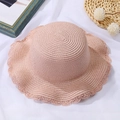 Dettaglio macro del cappello di paglia rosa loto con bordo decorativo ondulato - Cappello con Bordo a Fiori / 50-52CM / Rosa