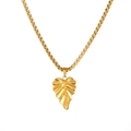 Minimalistische Halskette mit goldfarbenem Blattanhänger und Gliederkette auf weiß - Goldenes Hohles Blatt