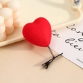 Fermaglio per capelli a cuore in peluche rosso con molla su sfondo minimalista - Cuore Rosso