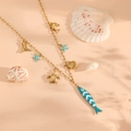 Gouden titanium oceaan ketting met blauwe emaille vissen, schildpadden en zeesterren - Blauw en Wit Gepatroneerde Visstijl (1104 Ketting)