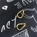 Elegantes pendientes de aro de gota de agua en forma de U retorcidos dorados de diseño minimal - Dorado