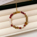 Elegante bracciale di perline con pietre marroni e perle barocche su vassoio di velluto - Bracciale-Marrone