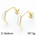 Pendientes minimalistas de acero inoxidable dorado con esmalte blanco, tamaño 18x5 mm - Estilo en Forma de C Liso de Oro de 14K (KE112692-MZOZ)