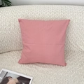 Minimalistischer rosa Kissenbezug auf einem weißen Sofa aus strukturiertem Fleece - Ohne Kissenfüllung / Hellrosa
