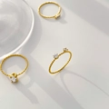 Detail van 18K vergulde ringen met gedraaid vlechtwerk en zirkonia stenen bezet - US 6 / Goud-Gedraaide Multi-size Zirkoon