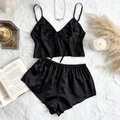 Zweiteiliges schwarzes Satin-Dessous-Set mit V-Ausschnitt Top und Shorts auf Plüsch - S / Schwarz