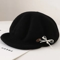 Gorra de lana negra con cinta de lunares blancos y colgante de corazón plateado elegante - M (56-58cm) / Negro
