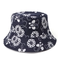 Dettaglio del cappello alla pescatora blu navy in cotone con stampe di margherite e farfalle - M (56-58cm) / Stile A - Stampa Margherite e Farfalle Blu Navy (Reversibile Retro Nero)