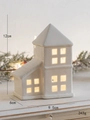 Weißes Keramikhaus-Dekor mit warmer Beleuchtung und Tannenzweigen, 12 cm hohe Weihnachtsdeko - Westlicher Hausstil