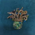Broche de pulpo vintage con cristales de colores y base de pedrería verde en terciopelo - Champán