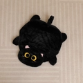 Detail van zwart cartoon kattenkussen van pluche met gele ogen en roze oren op een tapijt - 50*40cm Hoes Zonder Vulling / Zwart (Zwarte Kattenkoekje Hoes)