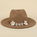 Détail d'un chapeau fedora marron avec sangle en cuir et fleurs blanches décoratives - M (56-58cm) / Kaki
