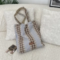 Detail van vintage patchwork draagtas met bruine ruitjes en blauwe gestreepte patronen - Ruitjes Patchwork