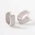 Detail van zilveren rechthoekige oorbellen met zirkonia pavé en afmetingen - 1.5cm x 1.9cm / Zilver
