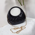 Détail du sac coquille noir brillant avec motif à losanges et chaîne dorée fine - Noir