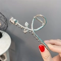 Detailaufnahme der silbernen Rosen-Haarklammer mit feiner Metallblütenstruktur - Silberne Rose