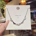 Collana in acciaio al titanio argento con ciondoli a cuore bianchi e argento alternati - Stile Madreperla a Cinque Cuori (X083) / Argento