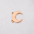 Detail van roségouden halve maan hanger met twee ringetjes voor DIY sieraden maken - Roségoud